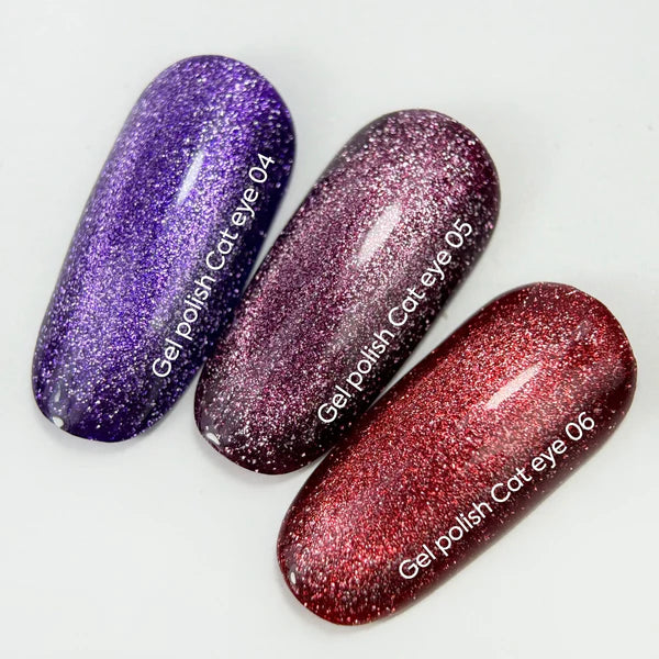 NAILSOFTHEDAY Gel Polish Cat Eye 04 — esmalte semipermanente morado oscuro efecto ojo de gato con partículas metálicas finas y un ligero efecto reflectante. Cobertura total en una sola capa. 6 ml.