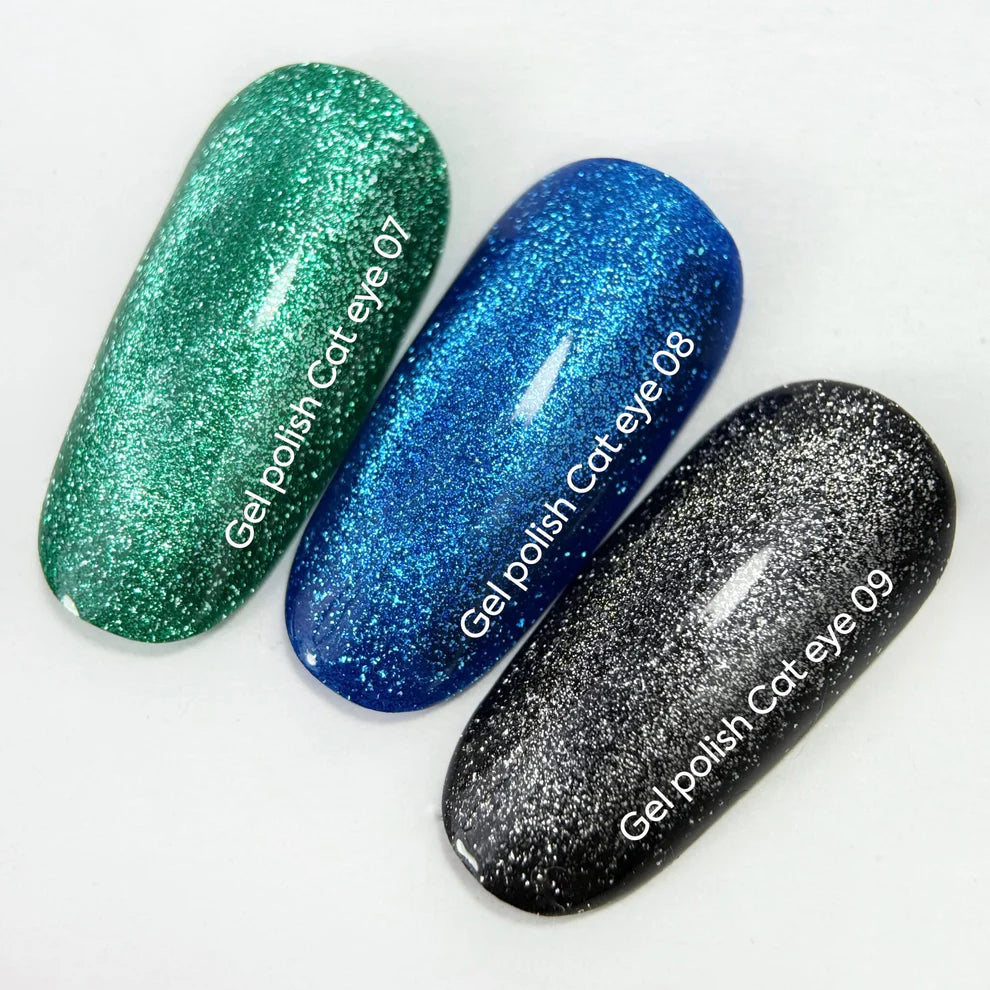 NAILSOFTHEDAY Gel Polish Cat Eye 08 — esmalte semipermanente azul efecto ojo de gato con partículas metálicas finas y un ligero efecto reflectante. Cobertura total en una sola capa. 6 ml.