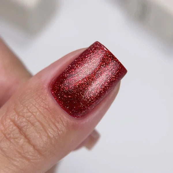 NAILSOFTHEDAY Gel Polish Cat Eye 06 — esmalte semipermanente rojo efecto ojo de gato con partículas metálicas finas y un ligero efecto reflectante. Cobertura total en una sola capa. 6 ml.