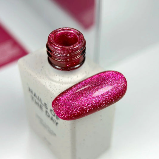 NAILSOFTHEDAY Color del mes junio de 2025 Cherry Kiss: el color del mes es un rosa intenso con efecto de ojo de gato, superpuesto en una capa, 10 ml