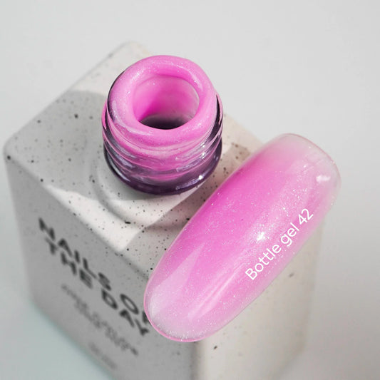 NAILSOFTHEDAY Botella de gel 42 – rosa con brillo, gel fortalecedor de uñas súper fuerte, 10 ml