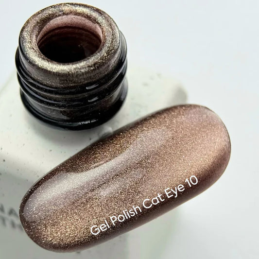 NAILSOFTHEDAY Gel Polish Cat Eye 10 — esmalte efecto ojo de gato en tono marrón con reflejo dorado, cobertura completa en una sola capa. 6 ml.