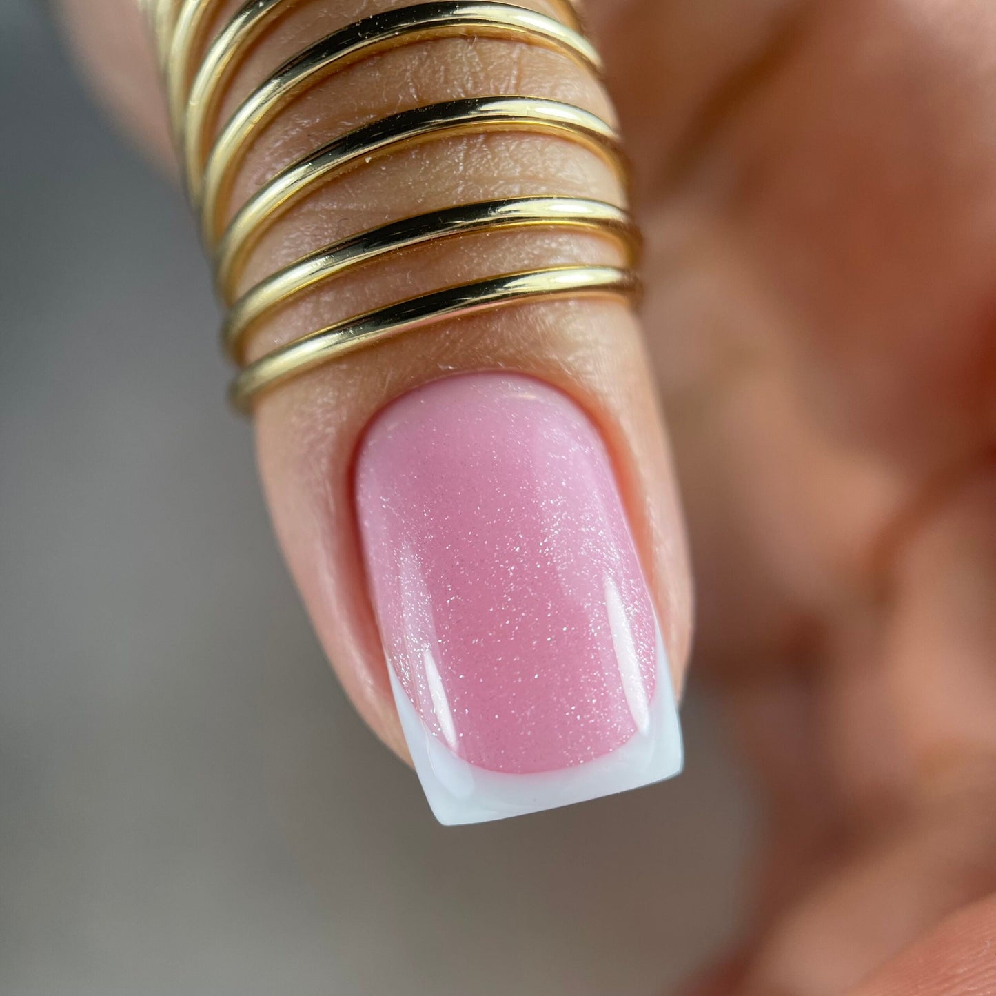 NAILSOFTHEDAY Botella gel shimmer 04 – gel rosa ultrafuerte con brillo plateado, 10 ml