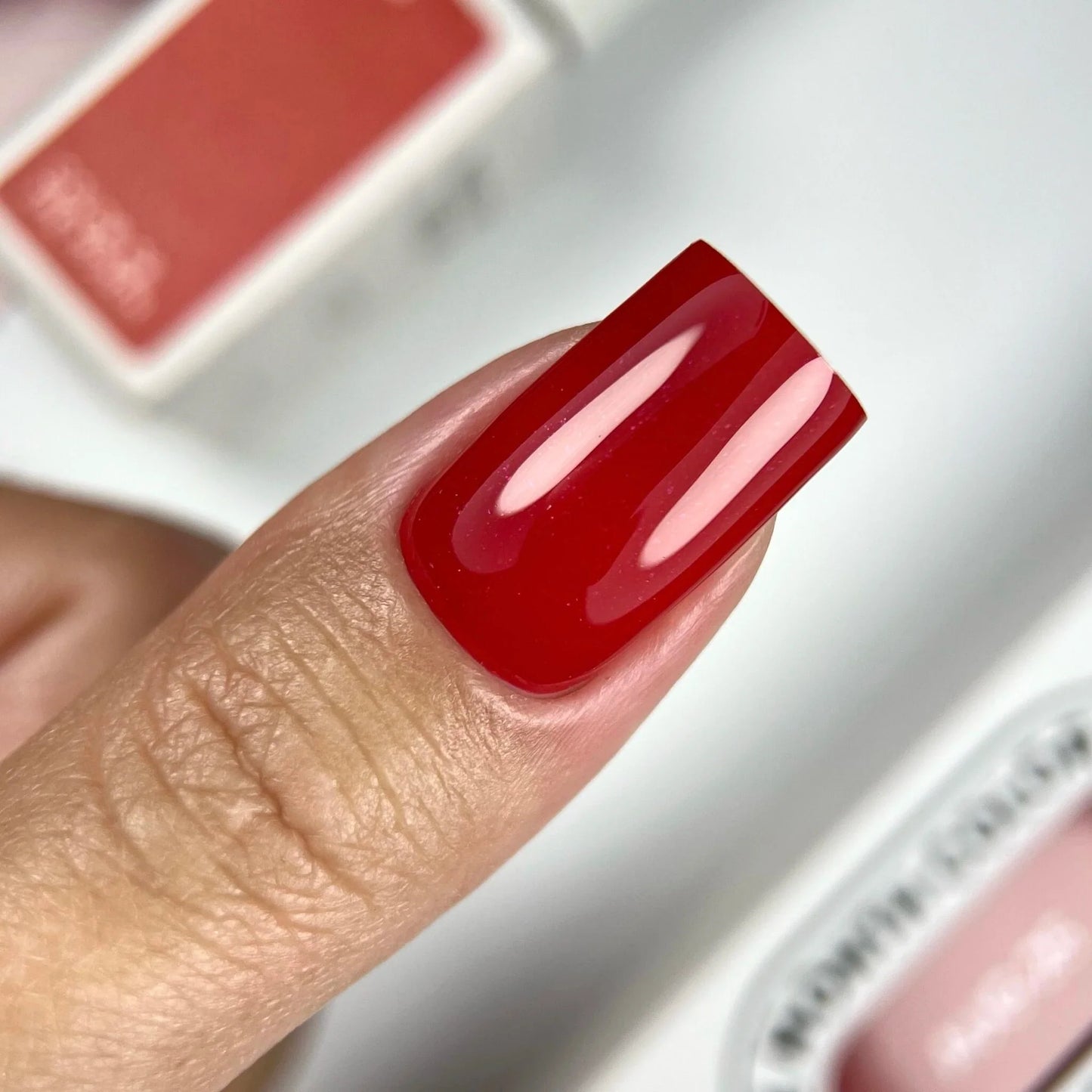NAILSOFTHEDAY Color del mes agosto de 2025 Kalyna: el color del mes es rojo viburnum con un fino brillo rosado superpuesto en una capa, 10 ml