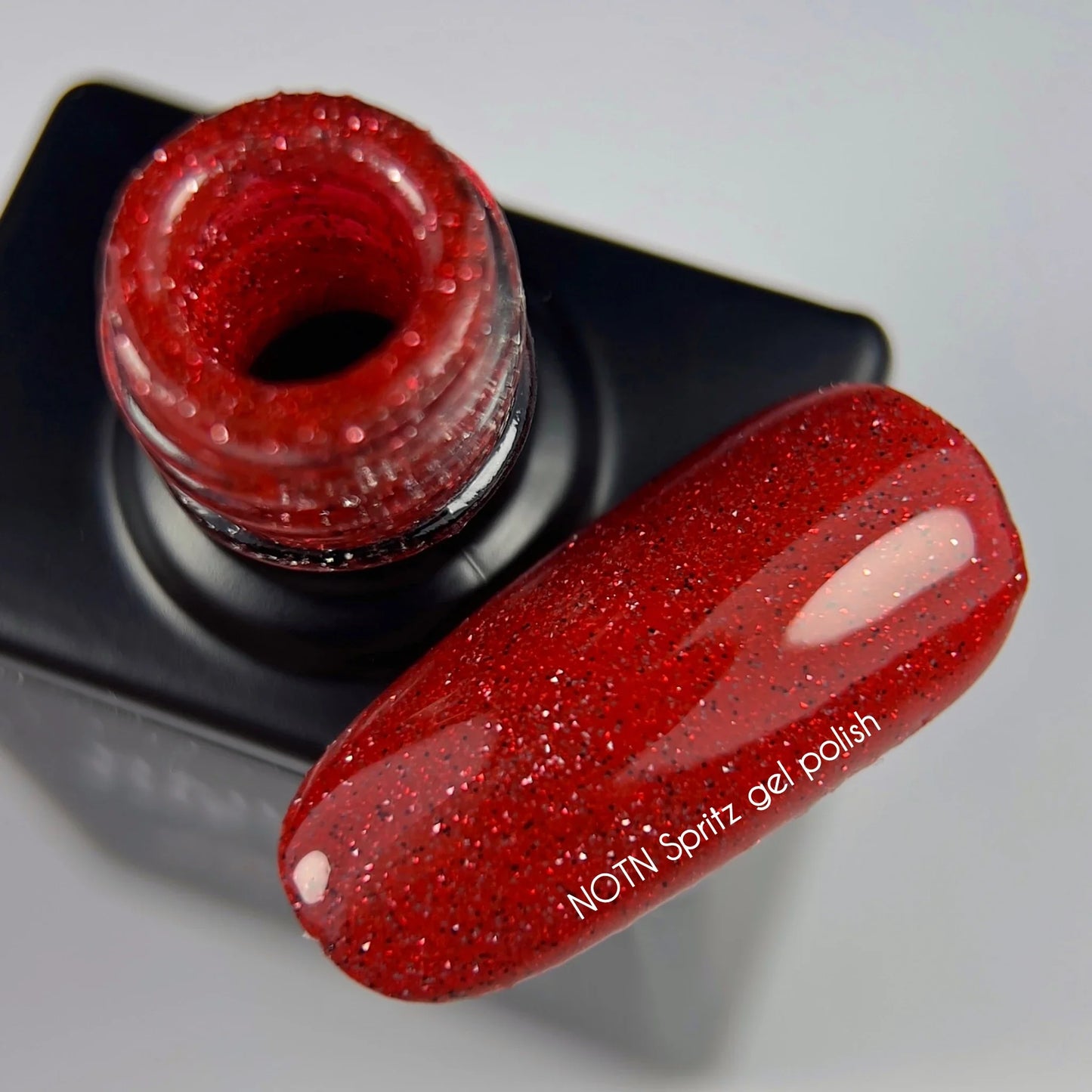 NAILSOFTHENIGHT Spritz gel polish — esmalte semipermanente reflectante de color rojo brillante, 10 ml.