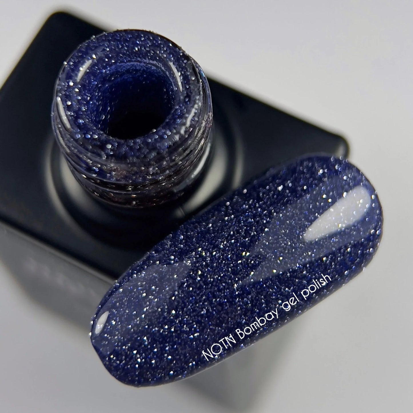 NAILSOFTHENIGHT Bombay gel polish — esmalte semipermanente reflectante de color azul profundo, 10 ml.