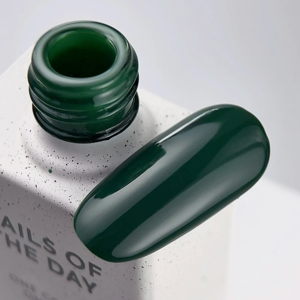 NAILSOFTHEDAY Color del Mes Septiembre 2025 Everroot - Un verde profundo e intenso con cobertura total en una sola capa, 10 ml.