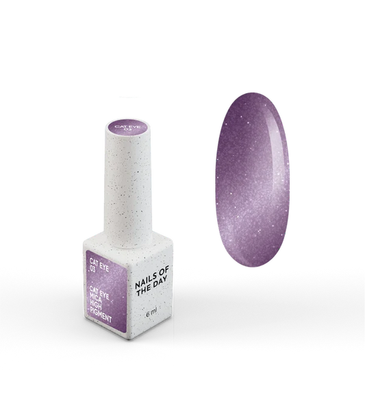 NAILSOFTHEDAY Gel Polish Cat Eye 03 — esmalte semipermanente lila efecto ojo de gato con partículas metálicas finas y un ligero efecto reflectante. Cobertura total en una sola capa. 6 ml.