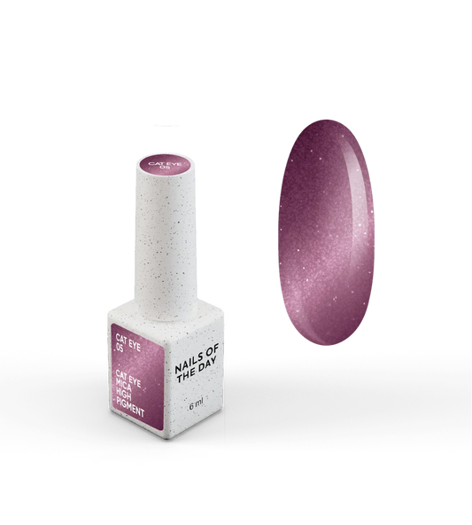 NAILSOFTHEDAY Gel Polish Cat Eye 05 — esmalte semipermanente rosa oscuro efecto ojo de gato con partículas metálicas finas y un ligero efecto reflectante. Cobertura total en una sola capa. 6 ml.