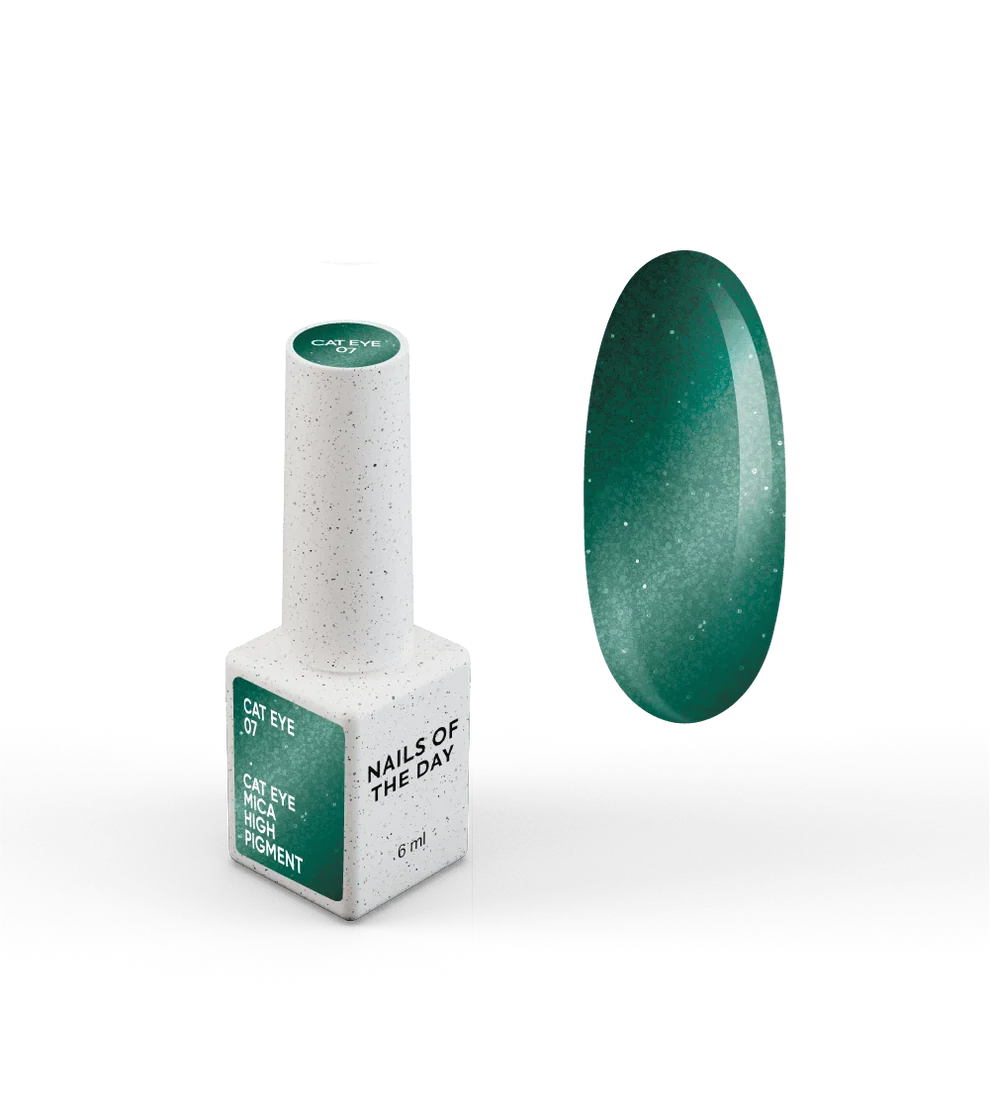 NAILSOFTHEDAY Gel Polish Cat Eye 07 — esmalte semipermanente verde efecto ojo de gato con partículas metálicas finas y un ligero efecto reflectante. Cobertura total en una sola capa. 6 ml