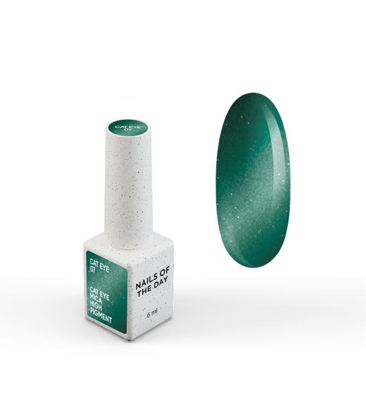 NAILSOFTHEDAY Gel Polish Cat Eye 07 — esmalte semipermanente verde efecto ojo de gato con partículas metálicas finas y un ligero efecto reflectante. Cobertura total en una sola capa. 6 ml