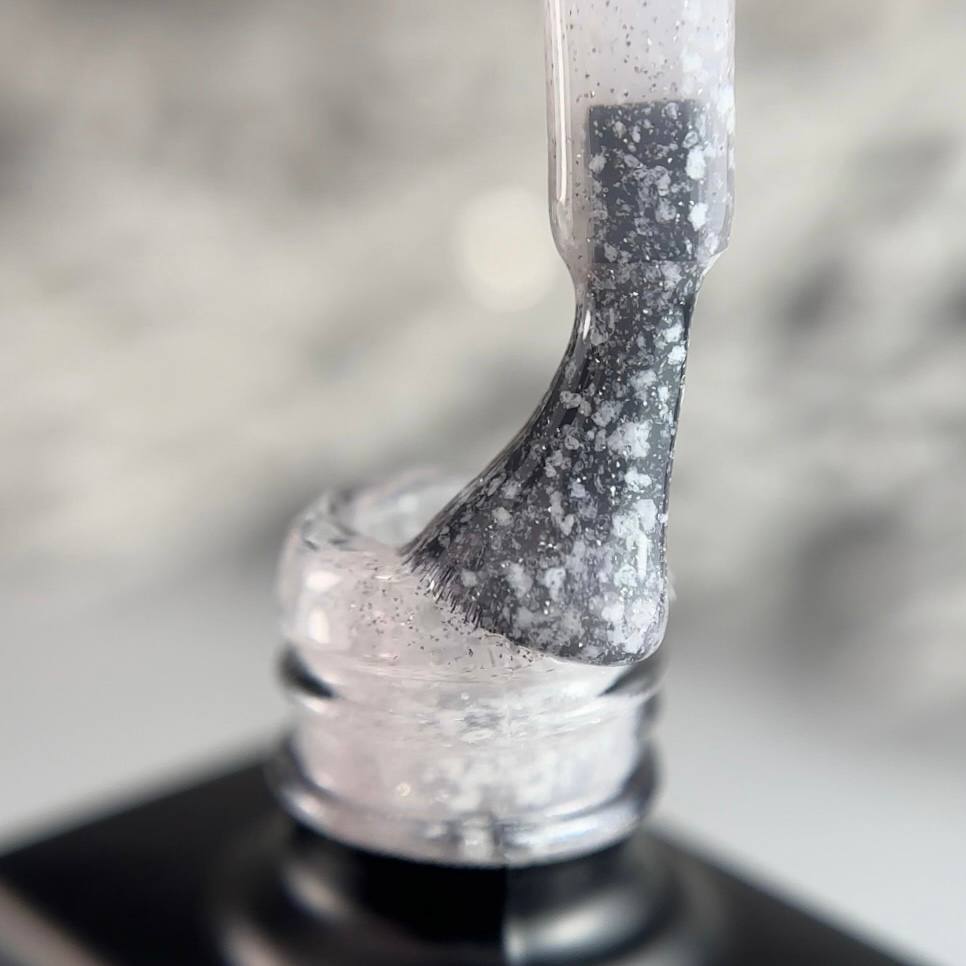 NAILSOFTHEDAY Potal base 33 — base semitransparente con destellos blancos y reflejos plateados finos, 10 ml.