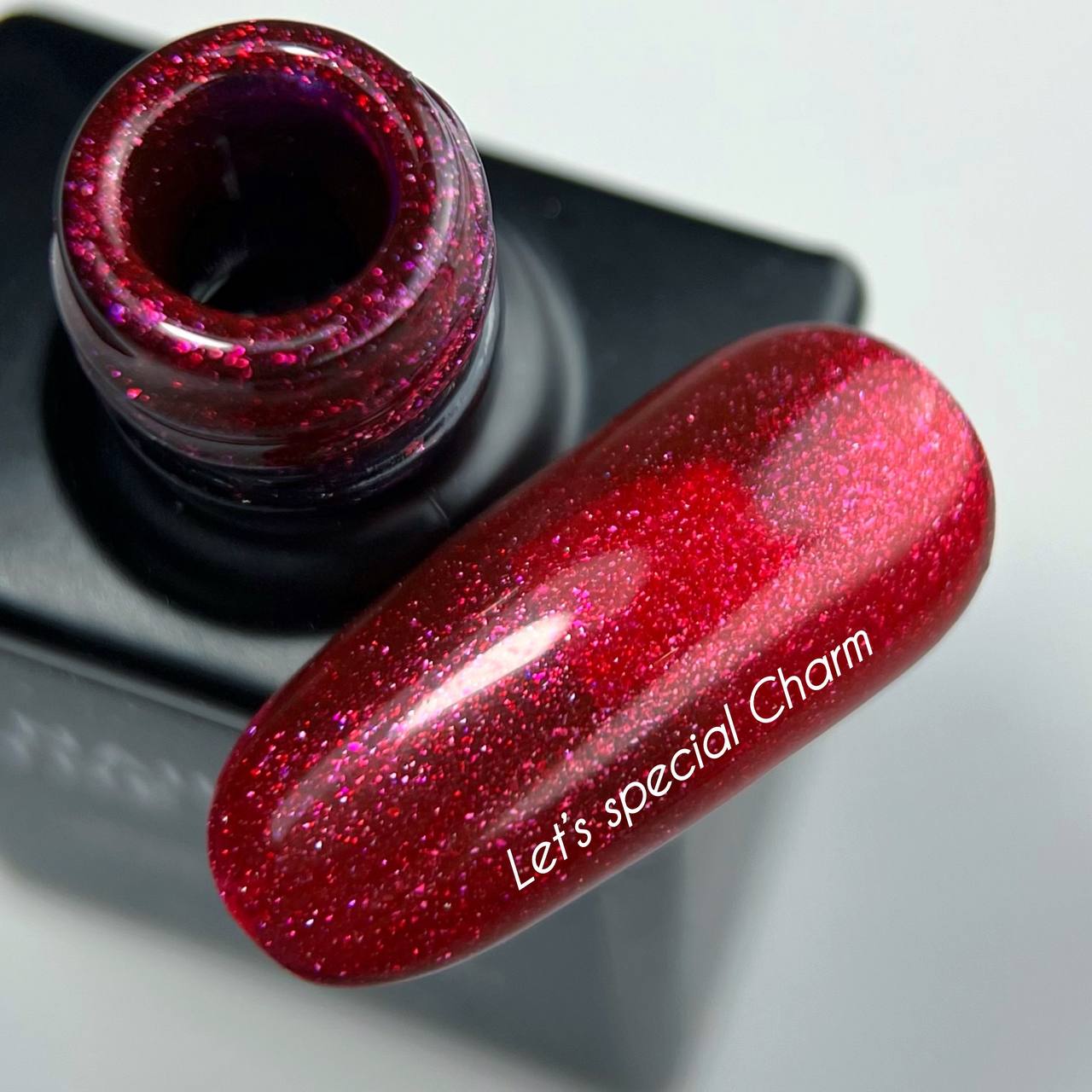 NAILSOFTHEDAY Let’s Special Charm — un esmalte semipermanente de color rosa frambuesa vibrante con un fino brillo, que ofrece cobertura completa en una sola capa, 10 ml.